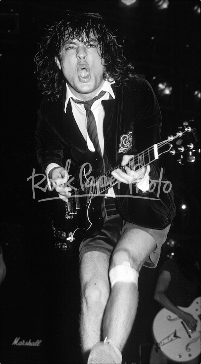 acdc_1980_angus_young_299.jpg
