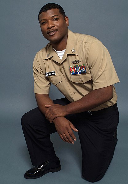 416px-US_Navy_080730-N-7090S-004_Personnel_Specialist_1st_Class_Howard_Williams_models_the_new_E-6_and_below_Service_Uniform_(SU)._The_SU_is_for_year-round_wear_and_replaces_summer_white_and_winter_blue_uniforms.jpg