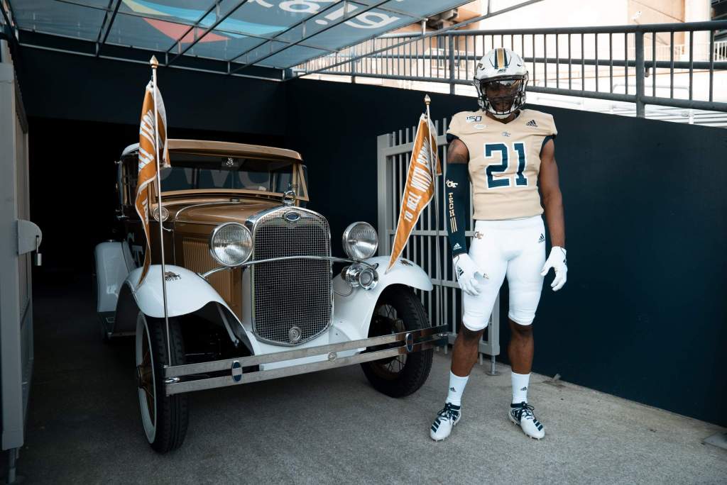 gold-jerseys-2-fb-2019-1024x684.jpg