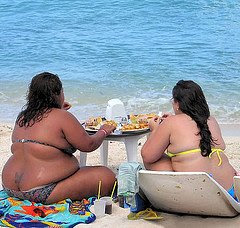 fat+women+eating+on+beach.jpg