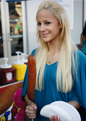 Hot-girls-eating-hot-dogs-22.gif