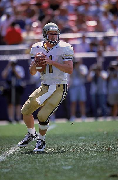 aug-2001-quarterback-george-godsey-of-the-georgia-tech-yellow-jackets-picture-id598522