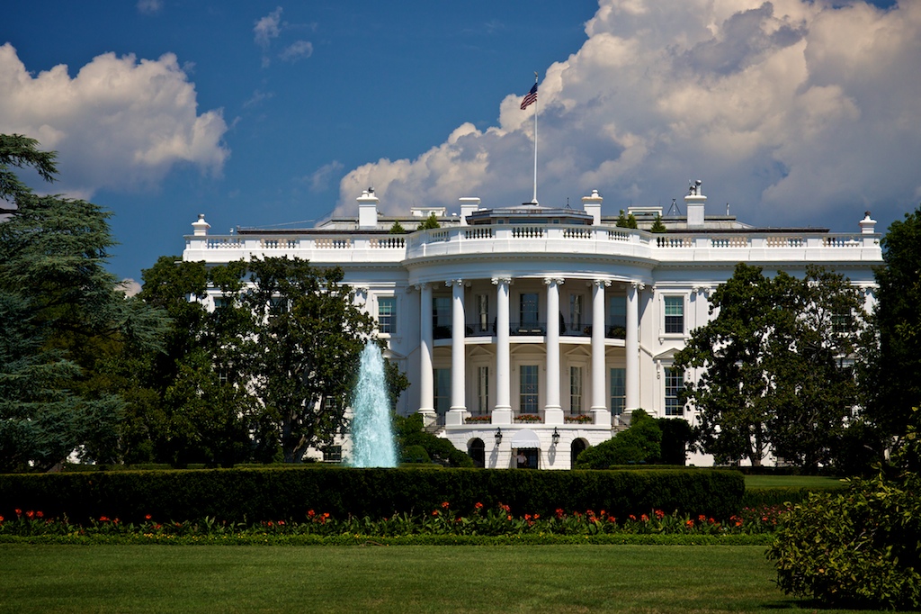 White_House%2C_Blue_Sky.jpg
